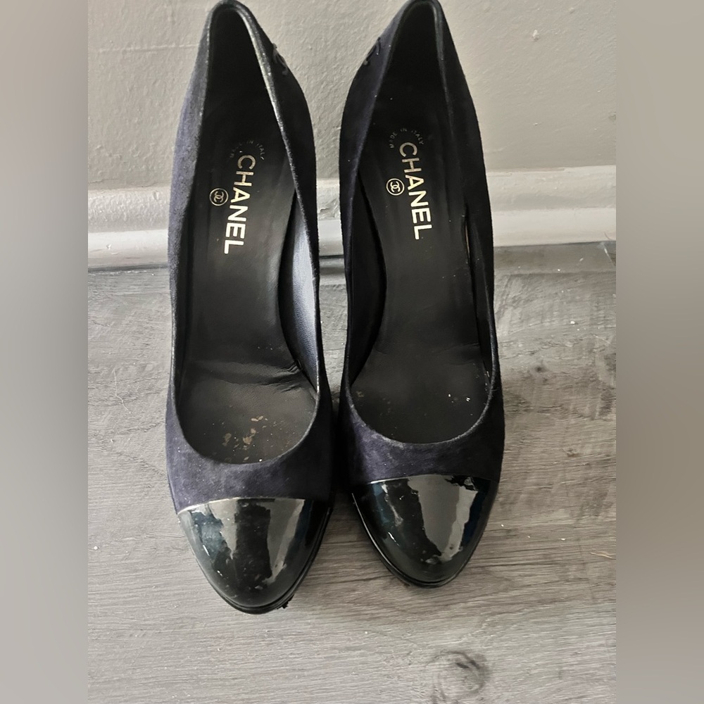 CHANEL Black Suede and Patent Leather Heels - Picture 2 of 6